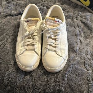 Nike Vintage Collection white leather court shoe size 9.5